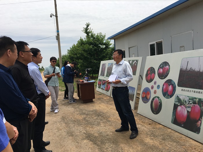 铜川市人大常委会副主任蔺红伟及常委到我院铜川果树试验示范站开展