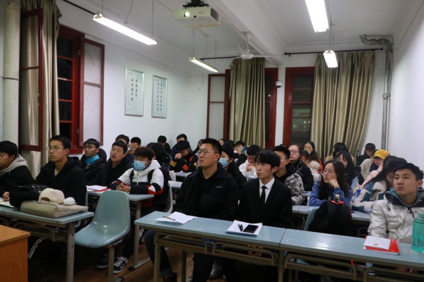 唐宁老师及20级学生干部认真听讲.JPG
