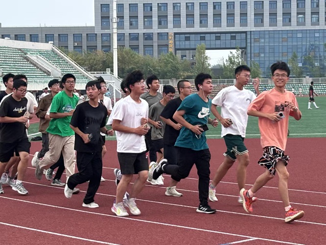 领跑人员带领同学跑步.jpg