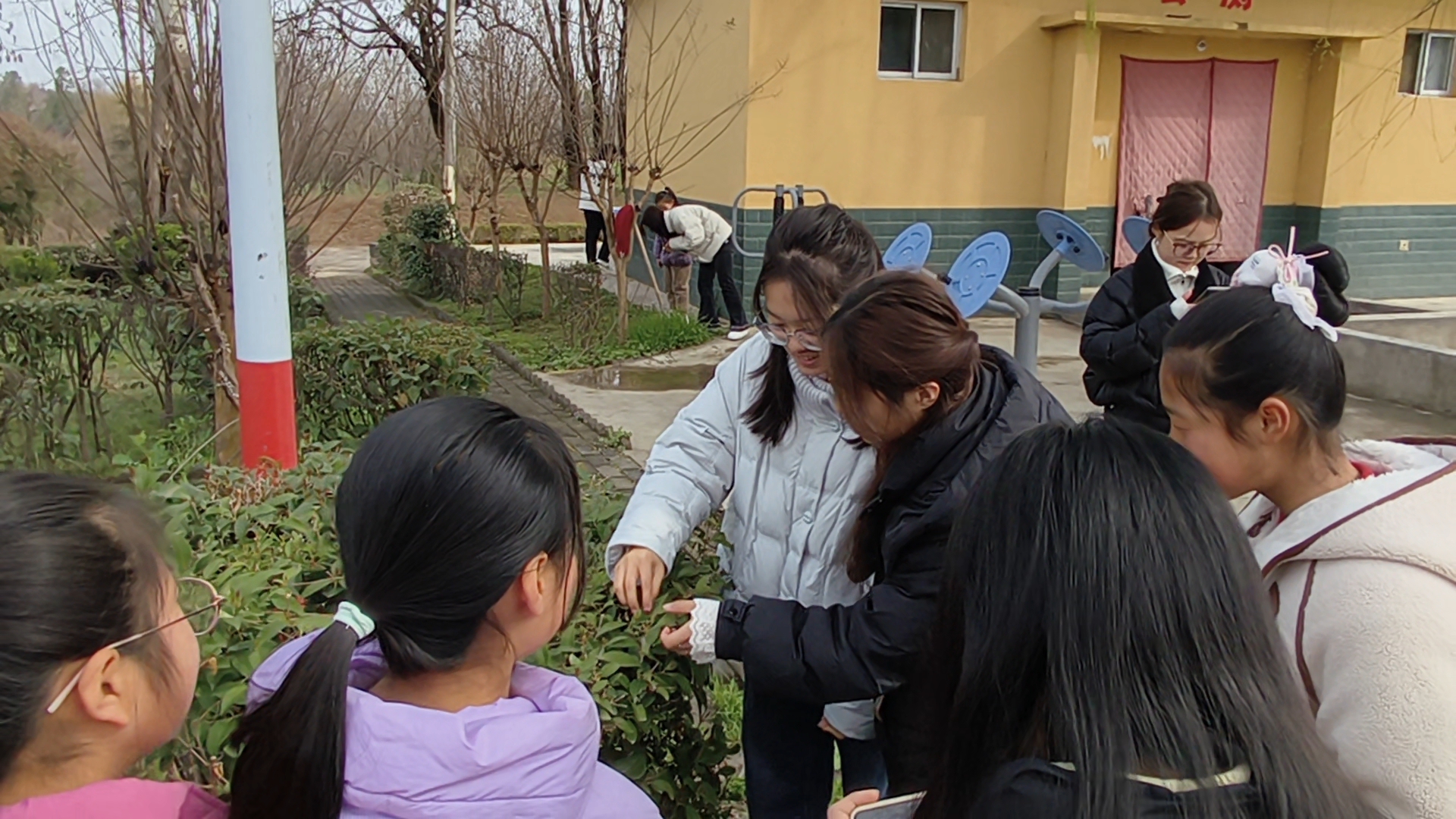 图二 志愿者向孩子们讲解园艺知识（任泽华供图）.jpg