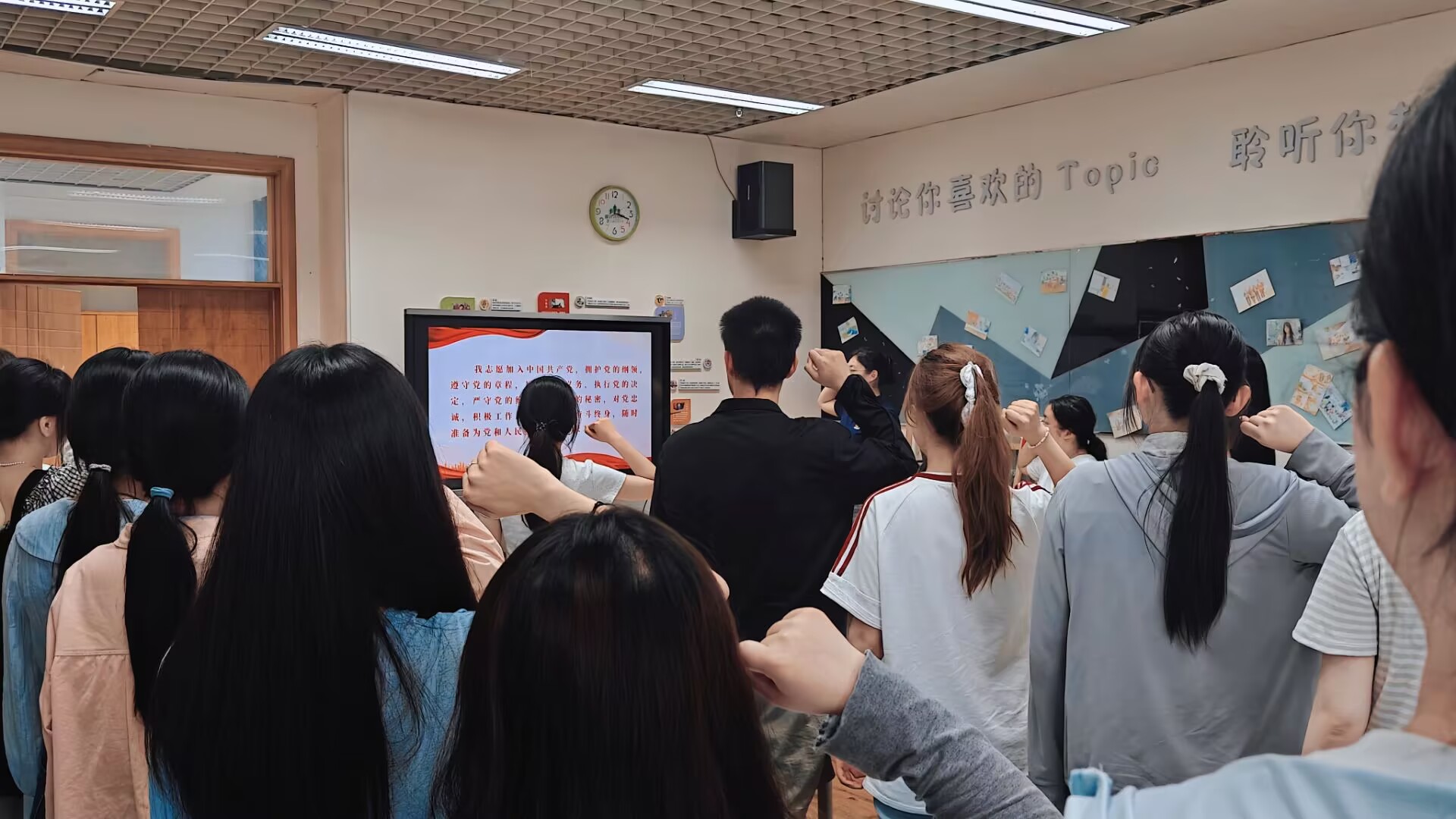 支部党员重温入党誓词(原图).jpg