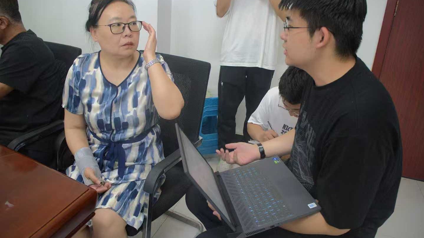 图三 本地农业公司负责人谈设施机械化水平(石泽鑫供图).jpg