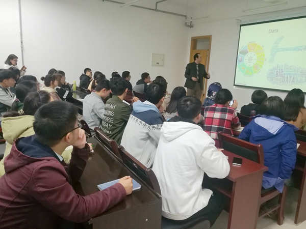 Ahmed教授做学术报告会.jpg
