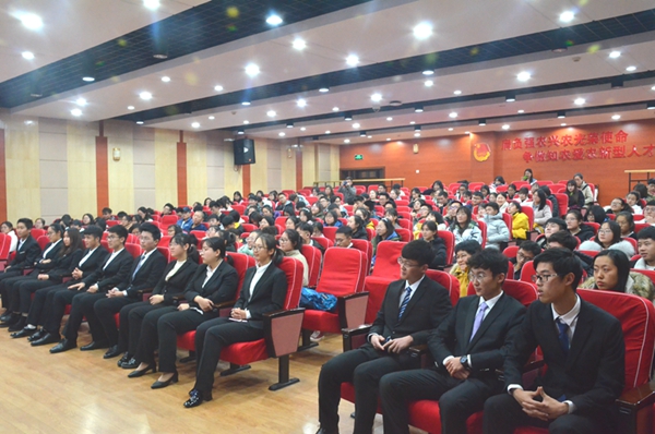 同学们认真聆听1.jpg