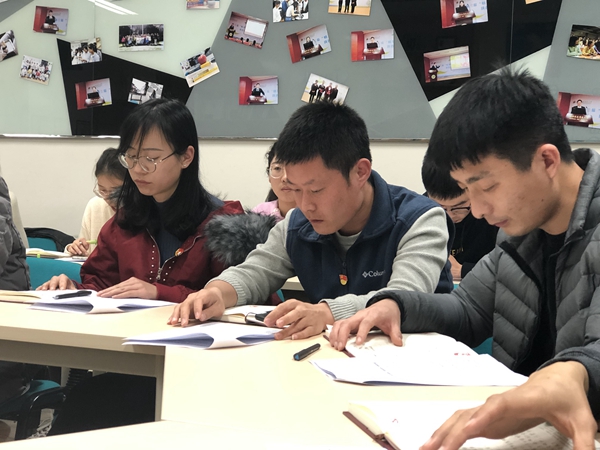 党团员学习劲头足.jpg