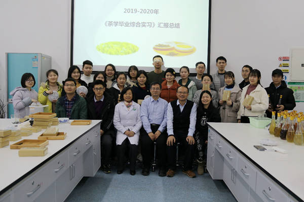 5a291ee519cc4b928a4e26d8e80420d6.png 实习学生与评委老师合影.png