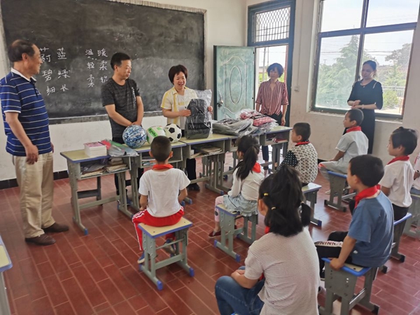 李春梅副院长一行慰问雁村小学学生.jpg