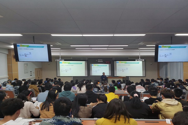 报告会现场.jpg