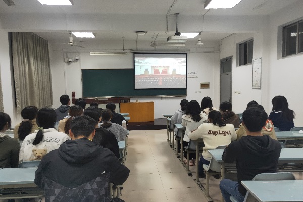 同学们认真学习.jpg
