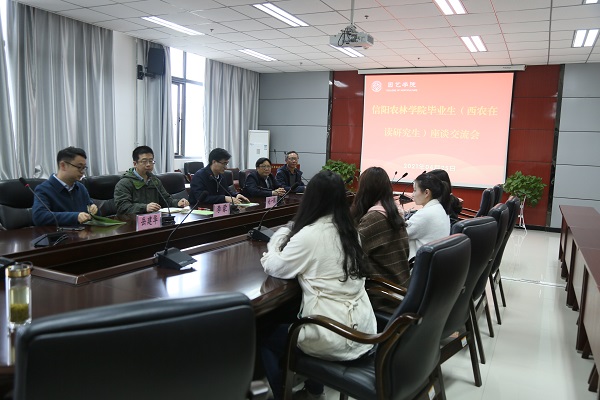 与优秀毕业生座谈交流.JPG