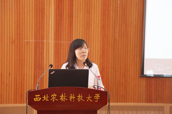 管清美副院长主持报告会.JPG
