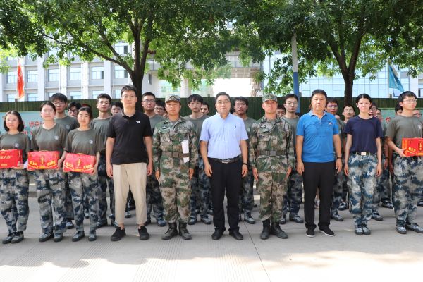 fc8a3338cc1d40e2aac3a9905074db24.jpg 师生一同合影.jpg