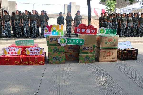 d8daba12fd284c44a9c989c77260a9bf.jpg 领导看望21级同学带去的慰问品.jpg