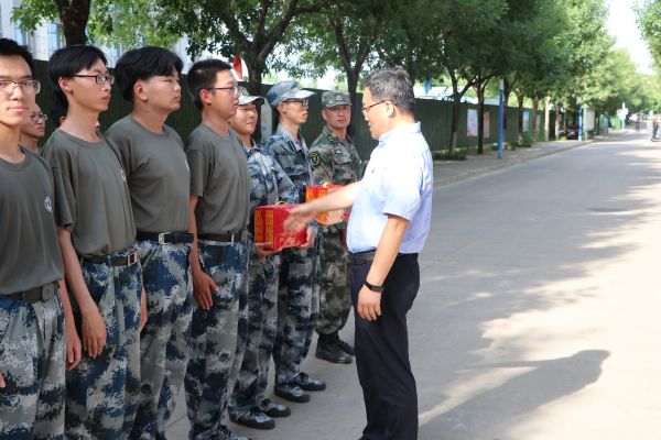 dbc0c170c66a410abd996c75815ce0d1.jpg 书记慰问参训同学并送去物资.jpg